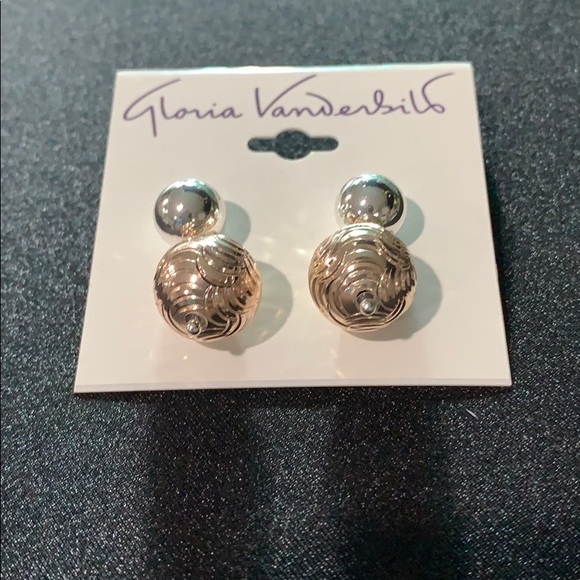 Must have earrings! Beyond cute earrings 🥰 - Picture 1 of 1